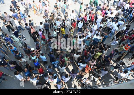 Les travailleurs du vêtement bloquent les routes alors qu’ils participent à une manifestation exigeant une augmentation de leurs salaires à Dhaka, au Bangladesh, le 1 novembre 2023 Banque D'Images
