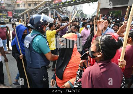 Les travailleurs du vêtement bloquent les routes alors qu’ils participent à une manifestation exigeant une augmentation de leurs salaires à Dhaka, au Bangladesh, le 1 novembre 2023 Banque D'Images