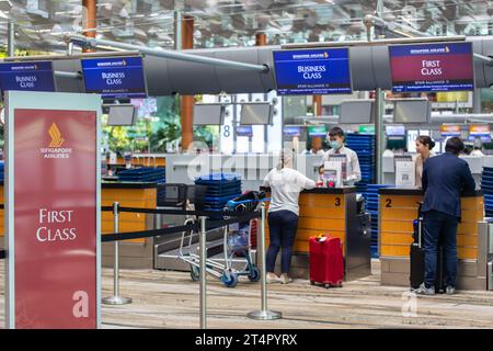 Le passager s'enregistre au comptoir d'enregistrement de la classe affaires et de la première classe pour son vol Singapore Airline au terminal 3 de l'aéroport de Changi. Banque D'Images