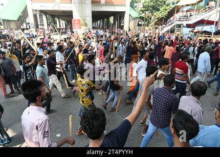Les travailleurs du vêtement bloquent les routes alors qu’ils participent à une manifestation exigeant une augmentation de leurs salaires à Dhaka, au Bangladesh, le 1 novembre 2023 Banque D'Images