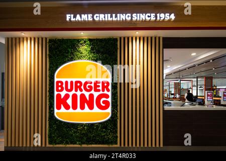 Extérieur de la marque et de la marque du restaurant Burger King au terminal 4 de l'aéroport Changi de Singapour. Banque D'Images