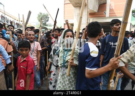 Les travailleurs du vêtement bloquent les routes alors qu’ils participent à une manifestation exigeant une augmentation de leurs salaires à Dhaka, au Bangladesh, le 1 novembre 2023 Banque D'Images