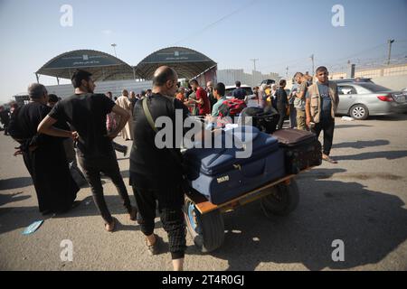 Rafah, Gaza. 31 octobre 2023. Une charrette tirée par un âne transportant les bagages des voyageurs se trouve à l'extérieur du poste frontalier de Rafah avec l'Égypte, dans le sud de la bande de Gaza, le mercredi 1 novembre 2023. Des dizaines de détenteurs de passeports étrangers piégés à Gaza ont commencé à quitter le territoire palestinien déchiré par la guerre lorsque le passage de Rafah vers l’Égypte a été ouvert pour la première fois depuis le 7 octobre. Photo par Ismael Mohamad/UPI crédit : UPI/Alamy Live News Banque D'Images