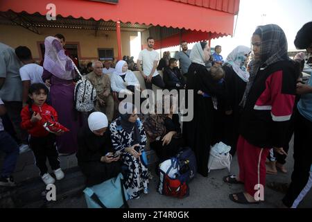 Rafah, Gaza. 31 octobre 2023. Les Palestiniens ayant la double nationalité attendent à l’extérieur du poste frontalier de Rafah avec l’Égypte dans l’espoir d’obtenir la permission de quitter Gaza dans le contexte du conflit en cours entre Israël et les Palestiniens, à Rafah, dans le Sud de la bande de Gaza, le mercredi 1 novembre 2023. Des dizaines de détenteurs de passeports étrangers piégés à Gaza ont commencé à quitter le territoire palestinien déchiré par la guerre lorsque le passage de Rafah vers l’Égypte a été ouvert pour la première fois depuis le 7 octobre. Photo par Ismael Mohamad/UPI crédit : UPI/Alamy Live News Banque D'Images