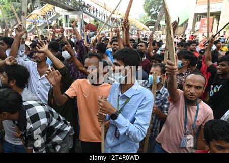 Les travailleurs du vêtement bloquent les routes alors qu’ils participent à une manifestation exigeant une augmentation de leurs salaires à Dhaka, au Bangladesh, le 1 novembre 2023 Banque D'Images