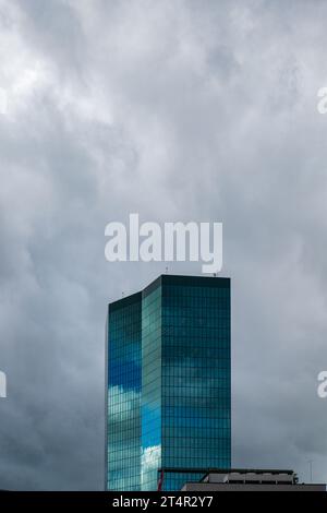 27 - 10 - 2023-Zurich ville Suisse. Gratte-ciel de bâtiment de bureau de tour de premier plan contre le ciel nuageux dramatique, pas de gens. Banque D'Images