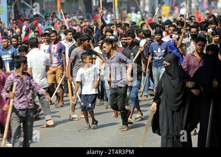 Dhaka, Bangladesh. 01 novembre 2023. Les travailleurs du vêtement bloquent les routes alors qu’ils prennent part à une manifestation à Dhaka le 1 novembre 2023. Des milliers de travailleurs bangladais de l'habillement ont barricadé les routes à Dhaka mercredi pour exiger des salaires équitables pour les vêtements qu'ils fabriquent pour les grandes marques occidentales, avec au moins deux morts pendant des jours de manifestations. Photo de Habibur Rahman/ABACAPRESS.COM crédit : Abaca Press/Alamy Live News Banque D'Images