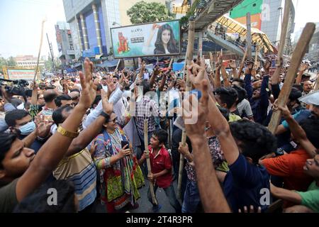 Dhaka, Bangladesh. 01 novembre 2023. Les travailleurs du vêtement bloquent les routes alors qu’ils prennent part à une manifestation à Dhaka le 1 novembre 2023. Des milliers de travailleurs bangladais de l'habillement ont barricadé les routes à Dhaka mercredi pour exiger des salaires équitables pour les vêtements qu'ils fabriquent pour les grandes marques occidentales, avec au moins deux morts pendant des jours de manifestations. Photo de Habibur Rahman/ABACAPRESS.COM crédit : Abaca Press/Alamy Live News Banque D'Images