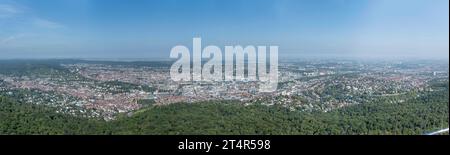 Paysage urbain panoramique aérien depuis la tour de télévision, tourné dans une lumière d'été éclatante à Stuttgart, en Allemagne Banque D'Images