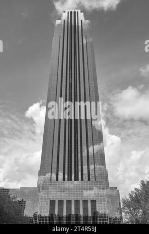 Photo en noir et blanc de la Williams Tower face en verre, anciennement Transco Tower, 902 pieds, 275m, située dans le quartier Uptown de Houston, Texas. Banque D'Images