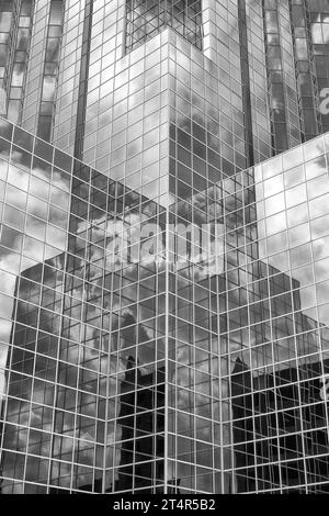 Photo en noir et blanc de la Williams Tower face en verre, anciennement Transco Tower, 902 pieds, 275m, située dans le quartier Uptown de Houston, Texas. Banque D'Images