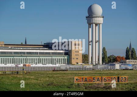 Radarturm, Flughafen Tempelhof, Tempelhofer Feld, Tempelhof, Berlin, Deutschland *** Radar Tower, Tempelhof Airport, Tempelhofer Feld, Tempelhof, Berlin, Allemagne crédit : Imago/Alamy Live News Banque D'Images