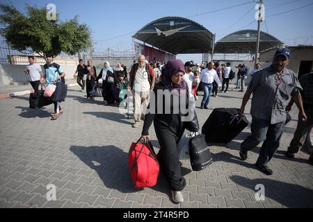 Rafah, Gaza. 31 octobre 2023. Les Palestiniens ayant la double nationalité entrent au poste frontalier de Rafah, dans le sud de la bande de Gaza, avant de passer en Égypte le mercredi 1 novembre 2023. Des dizaines de détenteurs de passeports étrangers piégés à Gaza ont commencé à quitter le territoire palestinien déchiré par la guerre lorsque le passage de Rafah vers l’Égypte a été ouvert pour la première fois depuis le 7 octobre. Photo par Ismael Mohamad/UPI crédit : UPI/Alamy Live News Banque D'Images