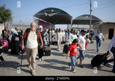 Rafah, Gaza. 31 octobre 2023. Les Palestiniens ayant la double nationalité entrent au poste frontalier de Rafah, dans le sud de la bande de Gaza, avant de passer en Égypte le mercredi 1 novembre 2023. Des dizaines de détenteurs de passeports étrangers piégés à Gaza ont commencé à quitter le territoire palestinien déchiré par la guerre lorsque le passage de Rafah vers l’Égypte a été ouvert pour la première fois depuis le 7 octobre. Photo par Ismael Mohamad/UPI crédit : UPI/Alamy Live News Banque D'Images