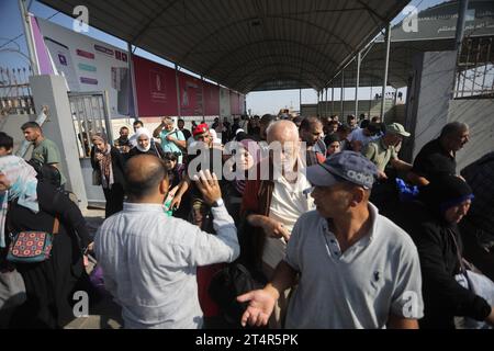 Rafah, Gaza. 31 octobre 2023. Les Palestiniens ayant la double nationalité entrent au poste frontalier de Rafah, dans le sud de la bande de Gaza, avant de passer en Égypte le mercredi 1 novembre 2023. Des dizaines de détenteurs de passeports étrangers piégés à Gaza ont commencé à quitter le territoire palestinien déchiré par la guerre lorsque le passage de Rafah vers l’Égypte a été ouvert pour la première fois depuis le 7 octobre. Photo par Ismael Mohamad/UPI crédit : UPI/Alamy Live News Banque D'Images