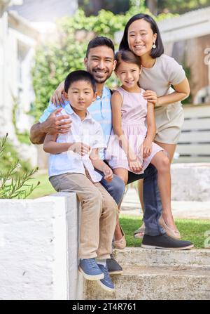 Theres rien de mieux. une jeune famille passant du temps ensemble dans leur jardin à la maison. Banque D'Images