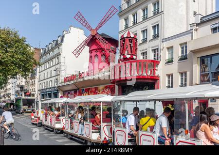 Petit train de Montmartre passant par le cabaret du Moulin Rouge, boulevard de Clichy, quartier de Pigalle, Paris, Île-de-France, France Banque D'Images