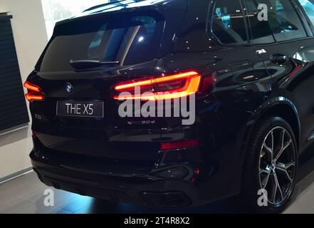 2023 : BMW X5 turbodiesel, voiture allemande neuve noire en concession Banque D'Images