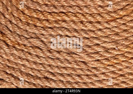 Vue rapprochée du motif de corde de chanvre brun tordu. Banque D'Images