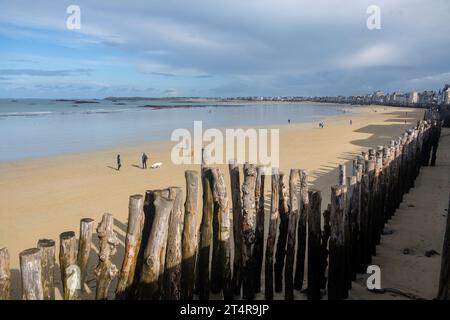 La Grande Plage de St Malo par une journée ensoleillée en automne 2023 Banque D'Images
