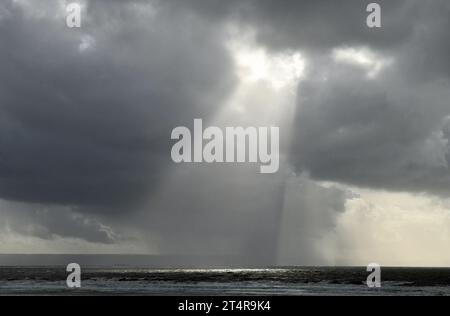 Lorsque le soleil et les nuages se rencontrent au large de Dunraven Bay et un incroyable acte d'un rayon puissant illumine la mer au large de Dunraven Bay Banque D'Images