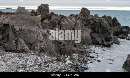 01 novembre 2023, Mecklembourg-Poméranie occidentale, Putgarten auf Rügen : les masses de craie et de Marne se trouvent sur la plage au-dessous du château du temple slave au cap Arkona. Après la récente onde de tempête, les falaises de la pointe nord de Rügen, au cap Arkona, se sont brisées sur un large front. Photo : -/dpa Banque D'Images