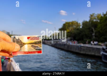 Bateaux mouches, sur la Seine au coucher du soleil, Paris, France, Europe Banque D'Images