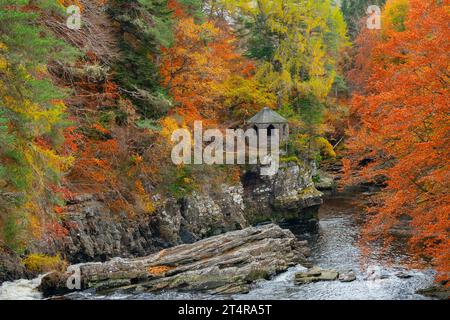 La vieille maison d'été à côté de la rivière Moriston tombe avec des couleurs d'automne dans les bois à Invermoriston, Écosse, Royaume-Uni Banque D'Images