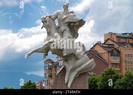 VLADIKAVKAZ, RUSSIE - 13 JUIN 2023 : Monument à deux héros de l'Union soviétique général Issa Pliev gros plan un jour de juin Banque D'Images