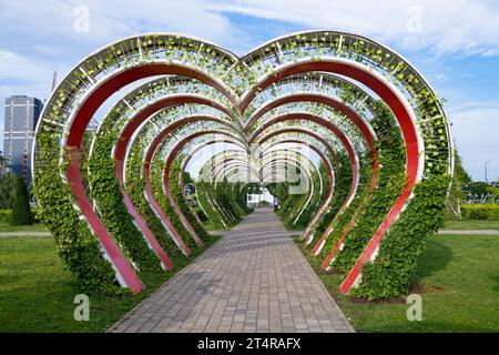 GROZNY, RUSSIE - 14 JUIN 2023 : arc en forme de cœur dans le parc des fleurs un matin de juin Banque D'Images