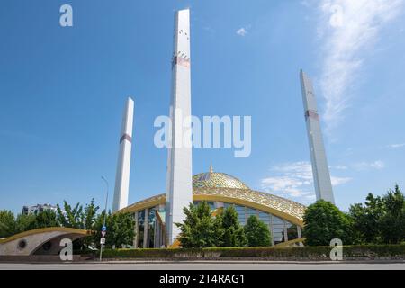 ARGUN, RUSSIE - 14 JUIN 2023 : vue de la mosquée 'cœur de mère' par une journée ensoleillée de juin. Tchétchénie Banque D'Images