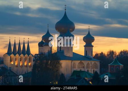 L'ancienne cathédrale de l'Assomption du monastère de Tikhvin Assomption dans le contexte du coucher de soleil nuageux d'octobre. Tikhvin, région de Leningrad. Russi Banque D'Images