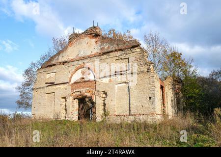 Les ruines de l'ancienne église luthérienne des Saints Apôtres Pierre et Paul (1798) dans le village de Malye Gorki par une journée ensoleillée d'octobre. Leningrad regi Banque D'Images