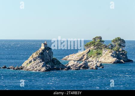 Îles Katic et Sveta Nedjelja dans la baie de la ville de Petrovac, Monténégro. Banque D'Images