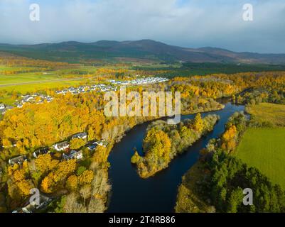 Vue aérienne de la rivière Spey et des couleurs d'automne dans les bois à , Kincraig, Highlands écossais, Écosse, Royaume-Uni Banque D'Images