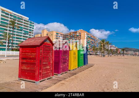 Cullera Espagne cabanes de plage colorées sur la belle plage et destination touristique côte méditerranéenne Banque D'Images