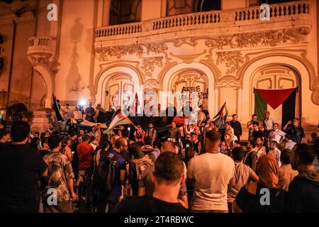 31 octobre 2023 : Tunis, Tunisie. 31 octobre 2023. Un grand rassemblement en soutien aux Palestiniens et contre les attaques israéliennes féroces contre Gaza a lieu devant les bâtiments gouvernementaux le long de l'avenue Habib Bourguiba à Tunis, en Tunisie. Les participants ont renoncé au drapeau palestinien et ont exprimé leur condamnation du ciblage incessant d'Israël de la bande de Gaza, qui a commencé après l'attaque meurtrière du Hamas à la frontière avec Israël le 7 octobre et qui s'est poursuivie depuis lors sans aucun reproche de la part des États-Unis et des pays européens (Credit image : © Hasan Mrad/IMAGESLIVE via ZUMA Press Wire) ÉDITORIAL US Banque D'Images