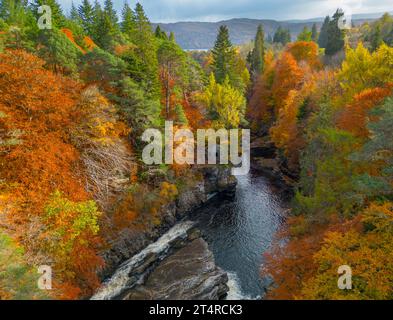 La vieille maison d'été à côté de la rivière Moriston tombe avec des couleurs d'automne dans les bois à Invermoriston, Écosse, Royaume-Uni Banque D'Images