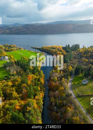 Vue aérienne de la rivière Moriston qui se jette dans le Loch Ness avec des couleurs automnales à Invermoriston, Écosse, Royaume-Uni Banque D'Images