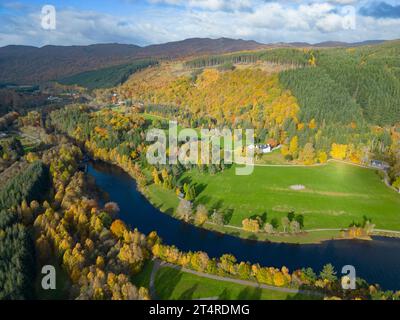 Vue aérienne de la rivière Moriston et des bois aux couleurs automnales à Invermoriston, Écosse, Royaume-Uni Banque D'Images