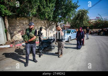 Djénine, Palestine. 01 novembre 2023. Des hommes armés prennent part aux funérailles de trois Palestiniens qui ont été abattus lors d'un raid militaire israélien dans un camp de réfugiés de Djénine, dans le nord de la Cisjordanie occupée. Crédit : SOPA Images Limited/Alamy Live News Banque D'Images