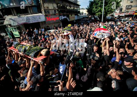 Djénine, Palestine. 01 novembre 2023. NOTE DE L'ÉDITEUR : l'image représente la mort les mourants portent les corps de trois Palestiniens qui ont été abattus lors d'un raid militaire israélien dans un camp de réfugiés de Djénine dans le nord occupé de la Cisjordanie. Crédit : SOPA Images Limited/Alamy Live News Banque D'Images