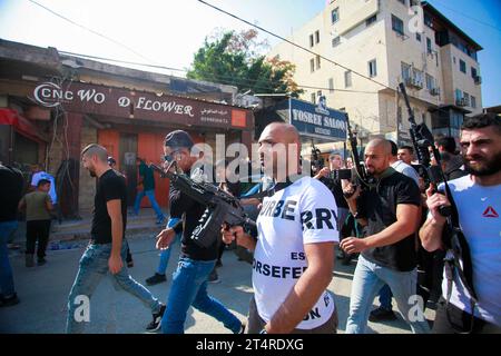 Djénine, Palestine. 01 novembre 2023. Des hommes armés prennent part aux funérailles de trois Palestiniens qui ont été abattus lors d'un raid militaire israélien dans un camp de réfugiés de Djénine, dans le nord de la Cisjordanie occupée. Crédit : SOPA Images Limited/Alamy Live News Banque D'Images