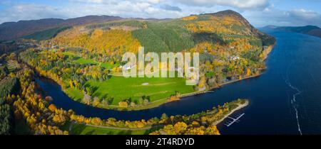 Vue aérienne de la rivière Moriston qui se jette dans le Loch Ness avec des couleurs automnales à Invermoriston, Écosse, Royaume-Uni Banque D'Images