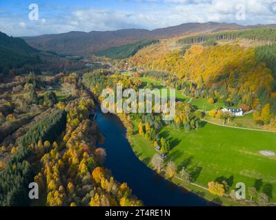 Vue aérienne de la rivière Moriston et des bois aux couleurs automnales à Invermoriston, Écosse, Royaume-Uni Banque D'Images