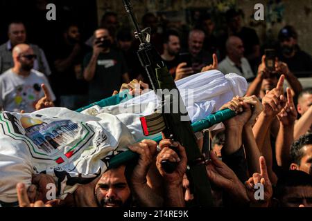 NOTE DE L'ÉDITEUR : l'image représente la mort les mourants portent le corps d'un des trois Palestiniens qui a été abattu lors d'un raid militaire israélien dans un camp de réfugiés de Djénine dans le nord occupé de la Cisjordanie. (Photo de Nasser Ishtayeh / SOPA Images/Sipa USA) Banque D'Images