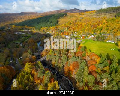 Vue aérienne de la rivière Moriston et des bois aux couleurs automnales à Invermoriston, Écosse, Royaume-Uni Banque D'Images