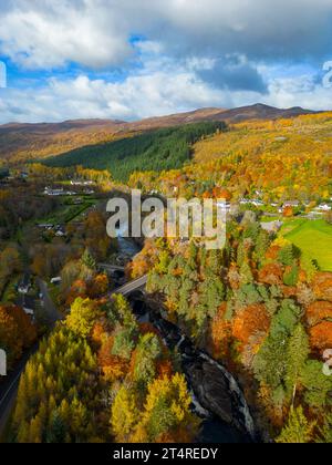 Vue aérienne de la rivière Moriston et des bois aux couleurs automnales à Invermoriston, Écosse, Royaume-Uni Banque D'Images