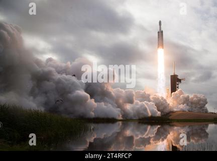CAPE CANAVERAL, FLORIDE, États-Unis - 13 octobre 2023 - Une fusée SpaceX Falcon Heavy avec le vaisseau psyché à bord est lancée depuis le Launch Complex 39a, Banque D'Images