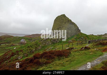 Une vue de l'historique broche de l'âge du fer sur une colline stratégique basse à Carloway à l'ouest de l'île de Lewis, Hébrides extérieures, Écosse. Banque D'Images